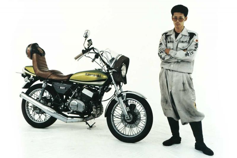 các thành viên của băng đảng Bosozoku dành nhiều tâm huyết để độ xe mô tô các thành viên của băng đảng Bosozoku dành nhiều tâm huyết để độ xe mô tô